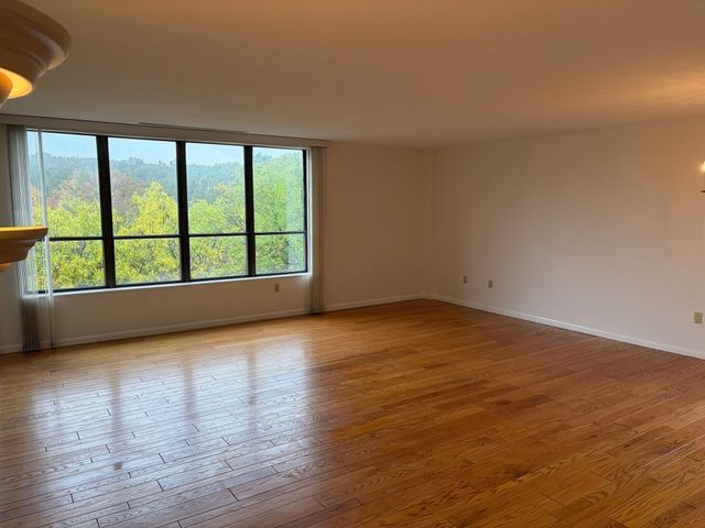 210 Nahanton St 422, Newton, MA 02459