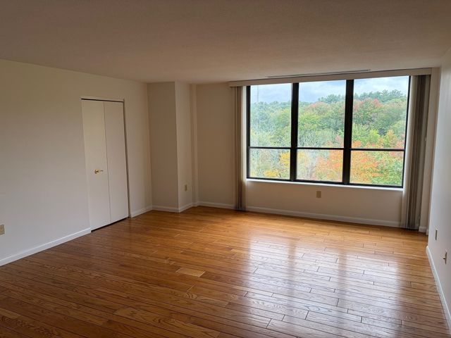 210 Nahanton St 422, Newton, MA 02459
