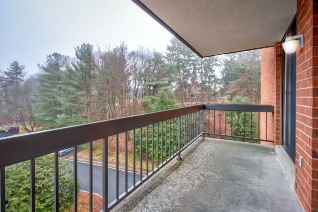 210 Nahanton St 422, Newton, MA 02459