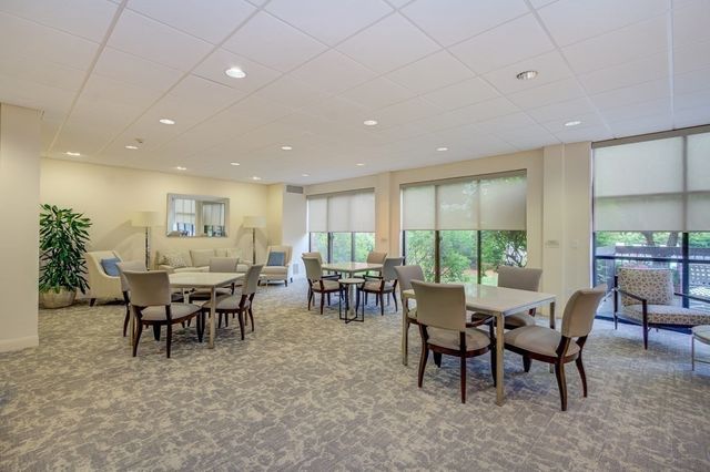 210 Nahanton St 422, Newton, MA 02459