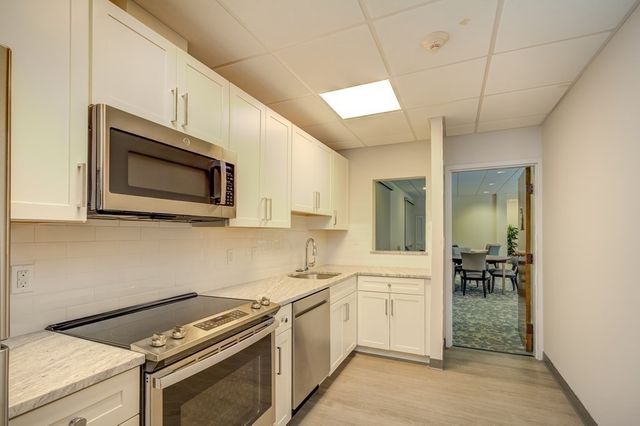 210 Nahanton St 422, Newton, MA 02459