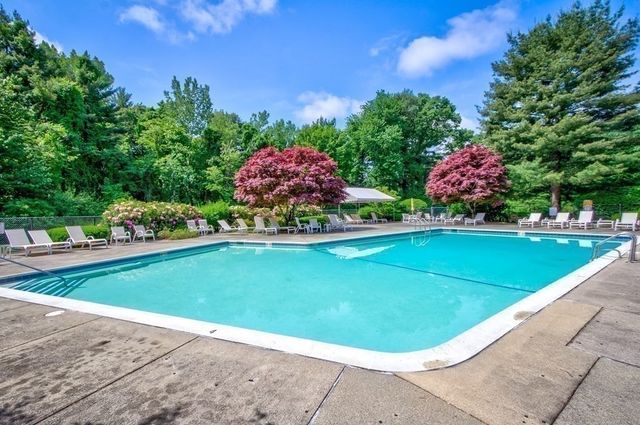 210 Nahanton St 422, Newton, MA 02459