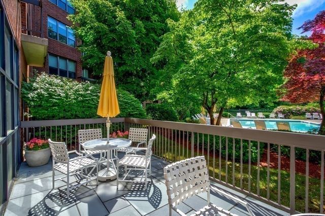 210 Nahanton St 422, Newton, MA 02459