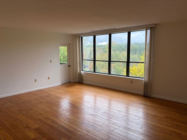 210 Nahanton St 422, Newton, MA 02459