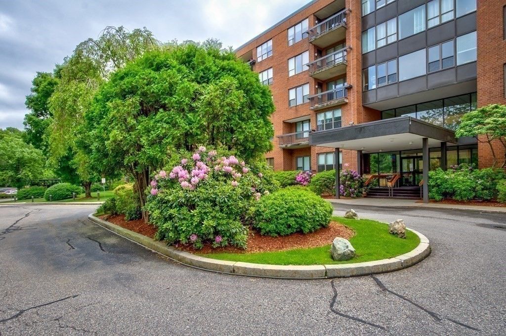 210 Nahanton St 422, Newton, MA 02459