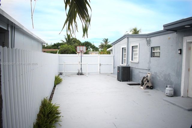 3520 NW 99th St, Miami, FL 33147