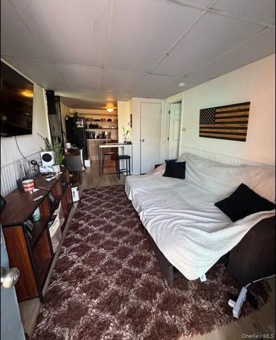 25 Auburn Avenue 1, Bay Shore, NY 11706