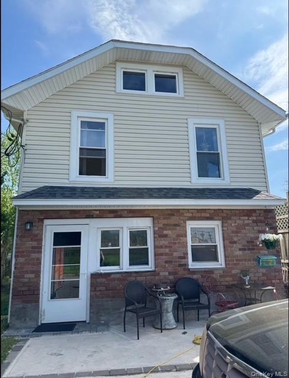 25 Auburn Avenue 1, Bay Shore, NY 11706