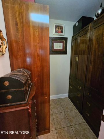 2733 Knob Creek Lane, Knoxville, TN 37912