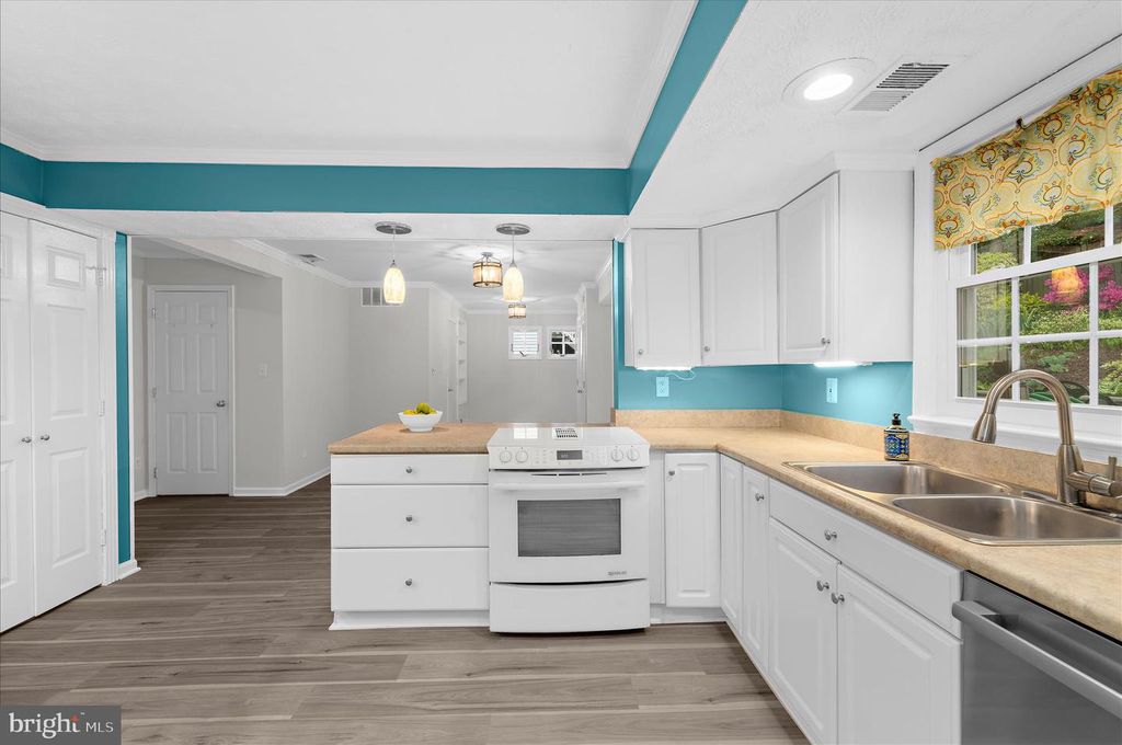 Image 10 of property listing at 1126 NEPTUNE PL, Annapolis, MD 21409