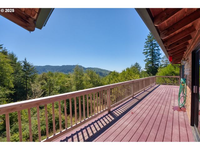 17244 MOUNTAIN Dr, Brookings, OR 97415