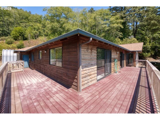 17244 MOUNTAIN Dr, Brookings, OR 97415