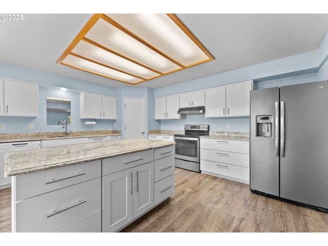 17244 MOUNTAIN Dr, Brookings, OR 97415