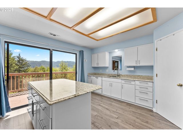 17244 MOUNTAIN Dr, Brookings, OR 97415