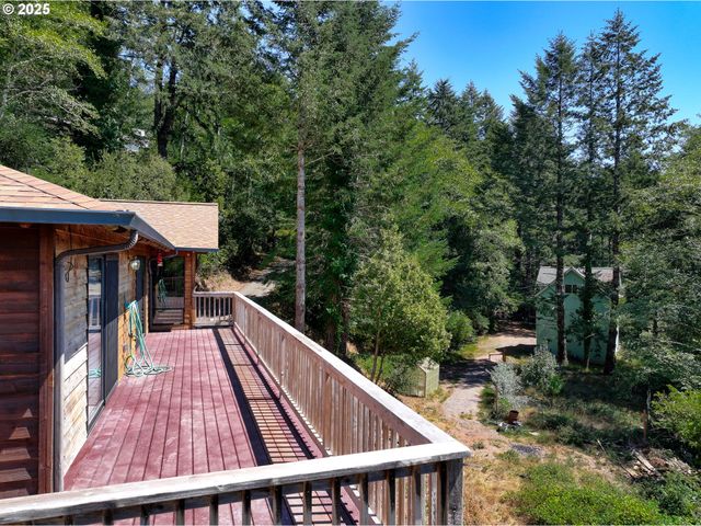 17244 MOUNTAIN Dr, Brookings, OR 97415