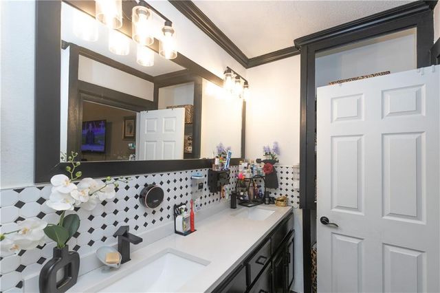 9400 E 9th Street S, Independence, MO 64053