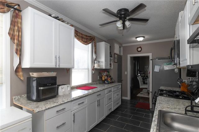 9400 E 9th Street S, Independence, MO 64053