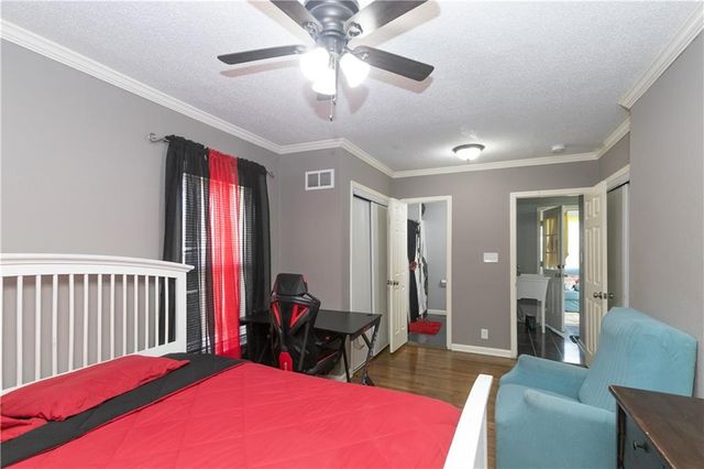 9400 E 9th Street S, Independence, MO 64053