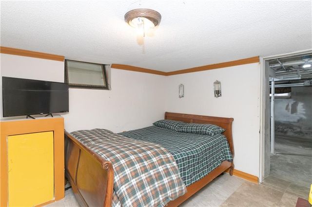 9400 E 9th Street S, Independence, MO 64053