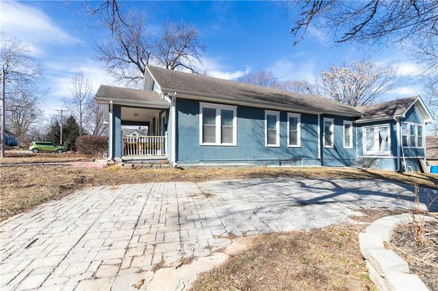 9400 E 9th Street S, Independence, MO 64053