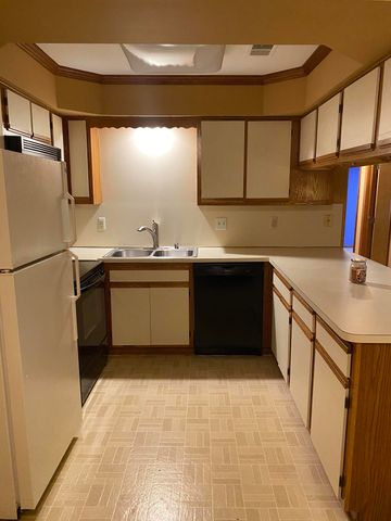 30566 Oakridge Manor Drive 24, Roseville, MI 48066