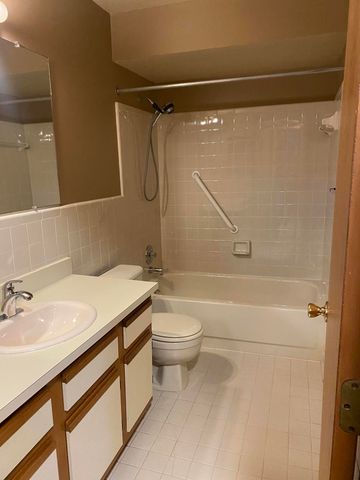 30566 Oakridge Manor Drive 24, Roseville, MI 48066