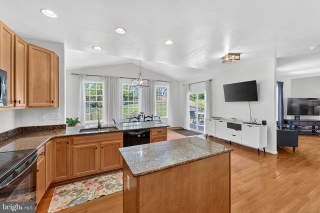 195 HUGHS RD, Charles Town, WV 25414