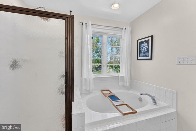 195 HUGHS RD, Charles Town, WV 25414