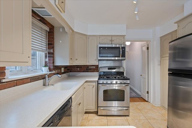 7350 N Tripp Avenue, Lincolnwood, IL 60712