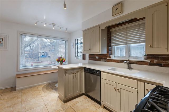 7350 N Tripp Avenue, Lincolnwood, IL 60712