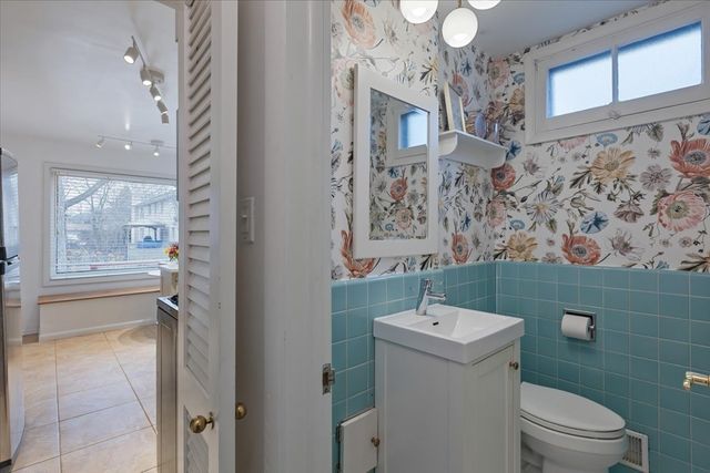 7350 N Tripp Avenue, Lincolnwood, IL 60712