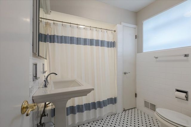 7350 N Tripp Avenue, Lincolnwood, IL 60712