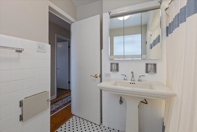 7350 N Tripp Avenue, Lincolnwood, IL 60712