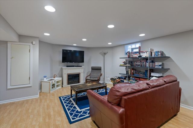 7350 N Tripp Avenue, Lincolnwood, IL 60712