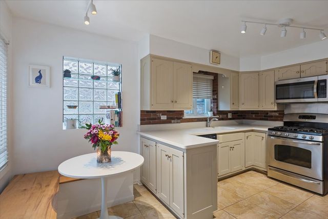 7350 N Tripp Avenue, Lincolnwood, IL 60712