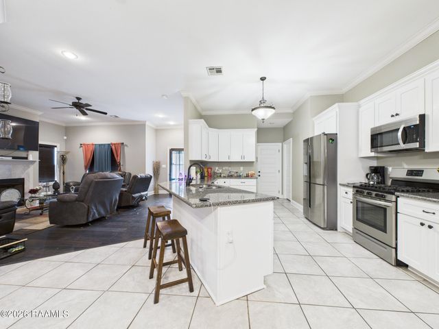 307 & 305 Oakview Drive, Broussard, LA 70518