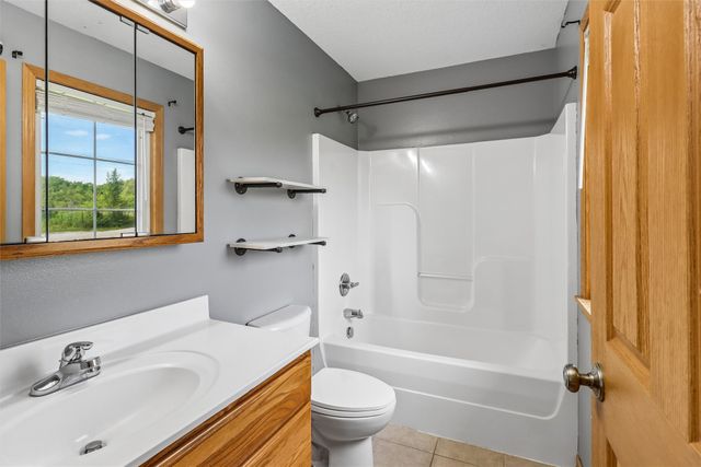 1220 E 38th Street, Des Moines, IA 50317