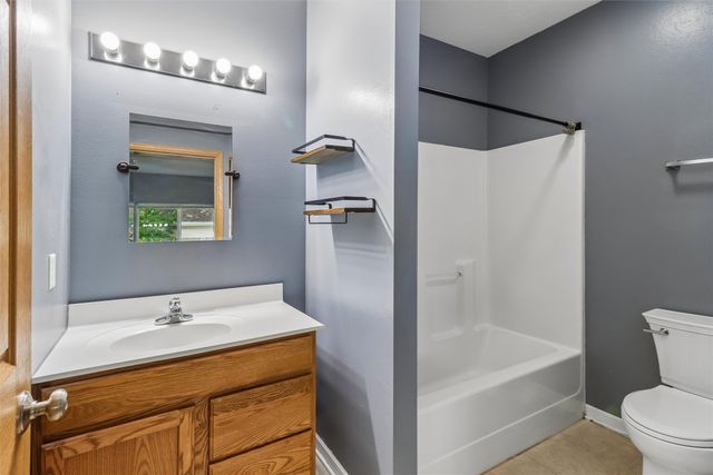 1220 E 38th Street, Des Moines, IA 50317