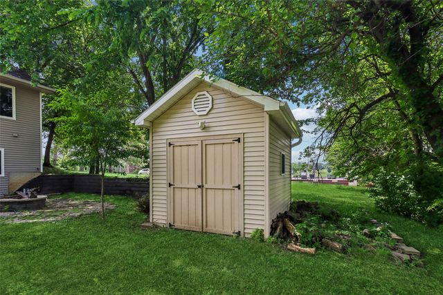 1220 E 38th Street, Des Moines, IA 50317