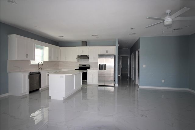 956 County Road 281, Alvin, TX 77511