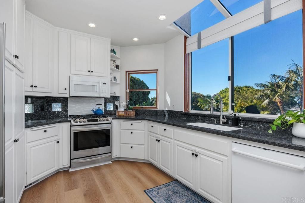 Image 15 of property listing at 612 Barbara Avenue, Solana Beach, CA 92075