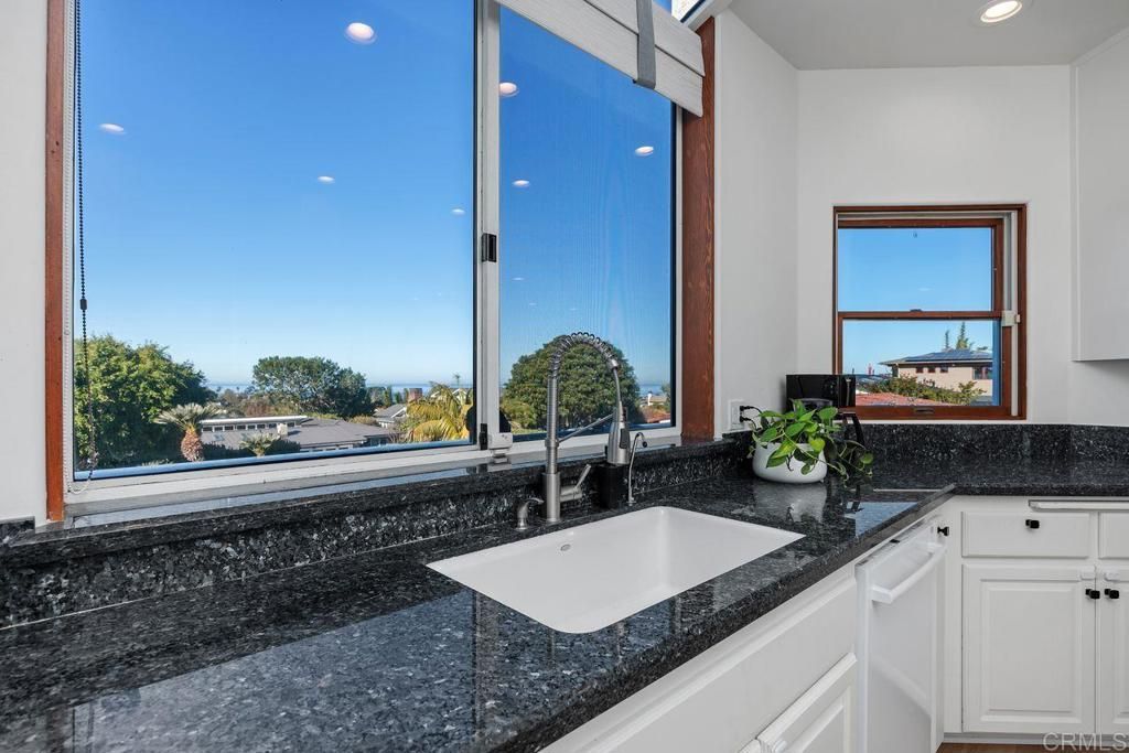 Image 17 of property listing at 612 Barbara Avenue, Solana Beach, CA 92075