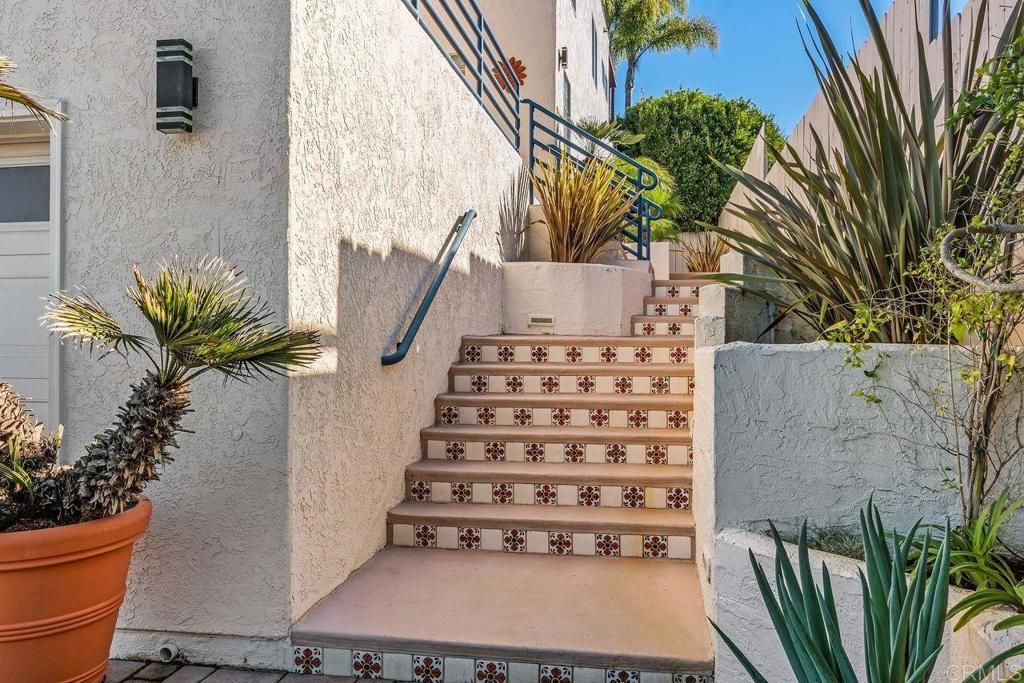 Image 46 of property listing at 612 Barbara Avenue, Solana Beach, CA 92075