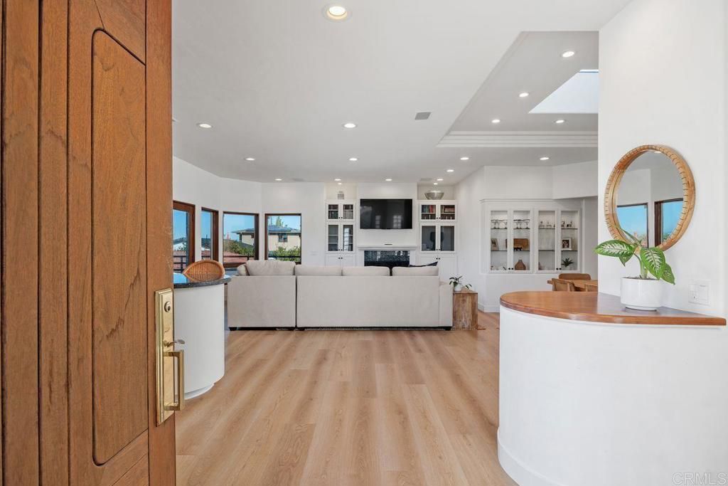 Image 5 of property listing at 612 Barbara Avenue, Solana Beach, CA 92075