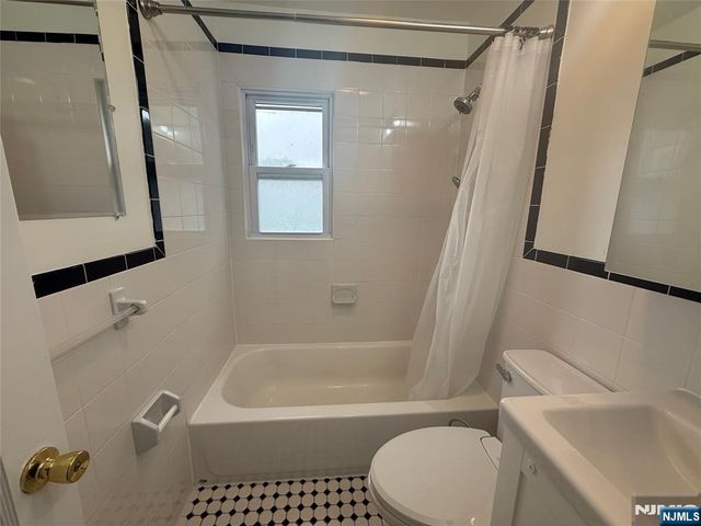 132 Heatherhill Road, Cresskill, NJ 07626