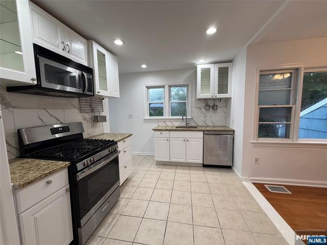 132 Heatherhill Road, Cresskill, NJ 07626