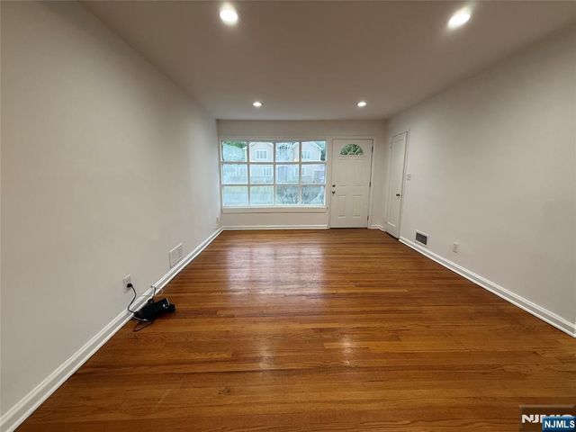 132 Heatherhill Road, Cresskill, NJ 07626