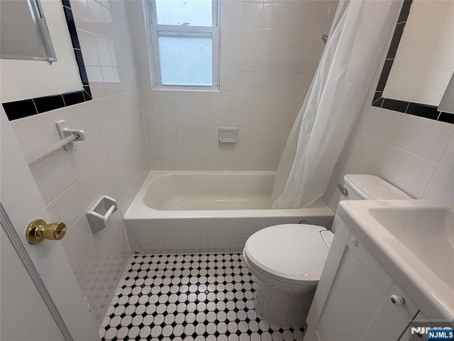 132 Heatherhill Road, Cresskill, NJ 07626