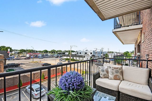 9520 Mayfield Avenue N209, Oak Lawn, IL 60453