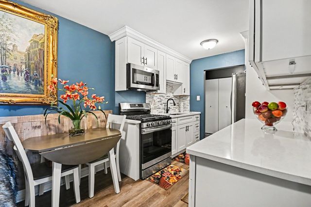 9520 Mayfield Avenue N209, Oak Lawn, IL 60453